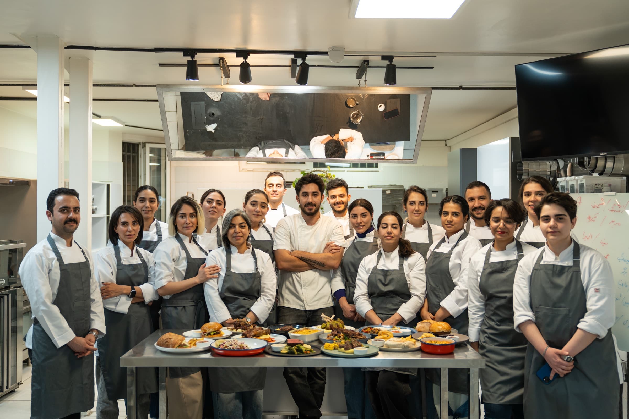 آشپزخانه آکادمی Hello Chef — مهدی ذکایی و هنرجویان دوره